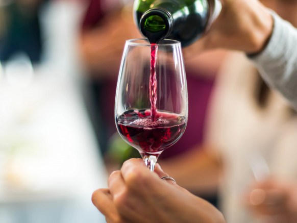 wine-labelling-glass