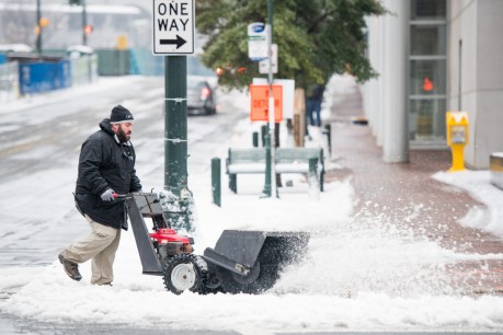 Heavy snow kills three, creates travel chaos in US