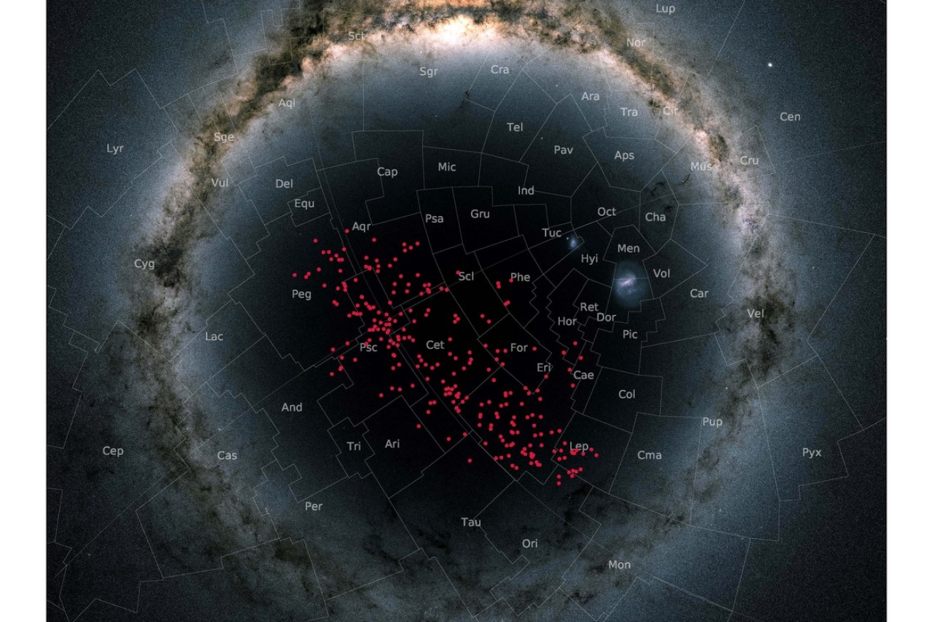 In this special projection, the Milky Way curves around the entire image in an arc. The stars in the stream are displayed in red and cover almost the entire southern Galactic hemisphere, thereby crossing many well-known constellations. Background image: Gaia DR2 skymap