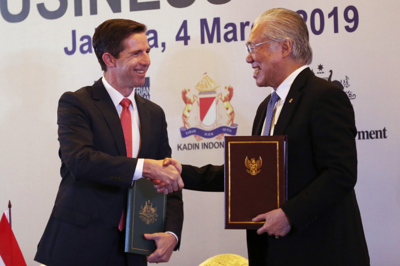 Simon Birmingham, left, and Indonesia Minister of Trade Enggartiasto Lukita at yesterday's signing in Jakarta.