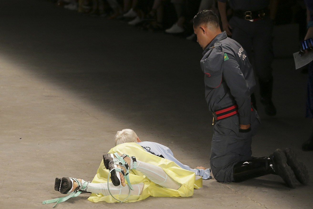 A paramedic with collapsed model Tales Soares.