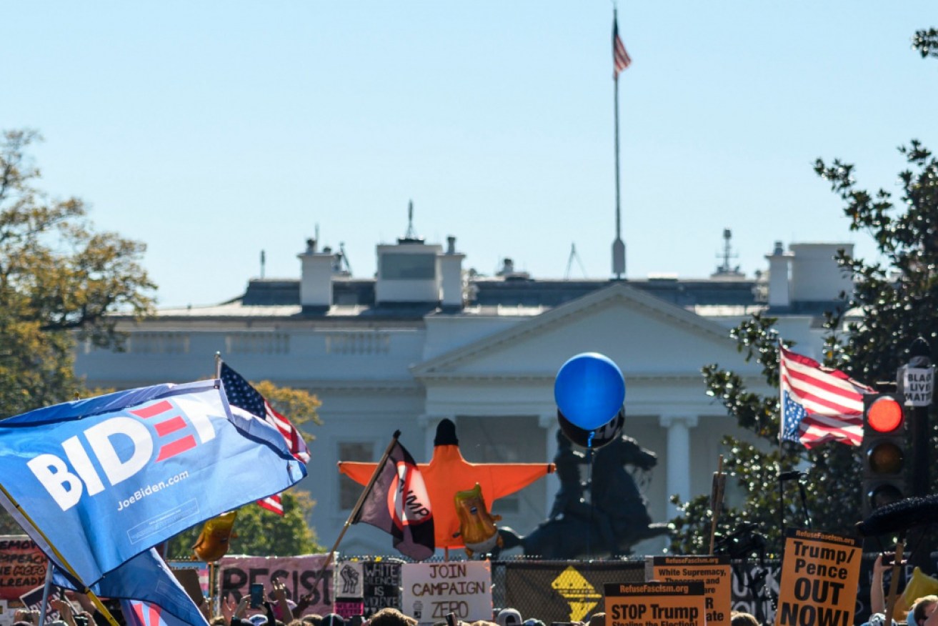 The scene outside the White House on Sunday (local time).