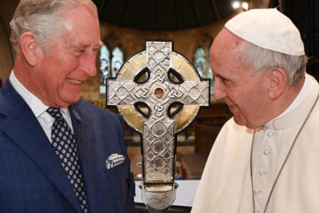 Pope gifts King shards from crucifixion cross