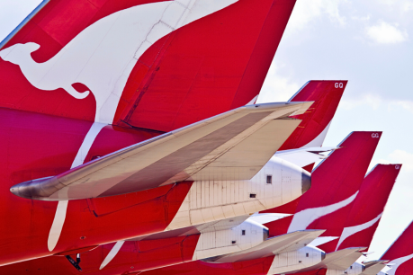 Qantas apologises as PM comes under fire