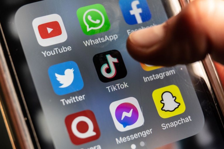 NSW to look at social media ban for under-16s