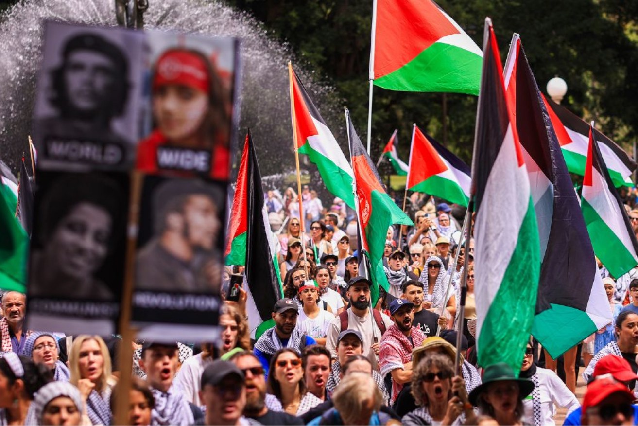 Protesters will go ahead with a controversial rally on Sunday after reaching compromise with police.