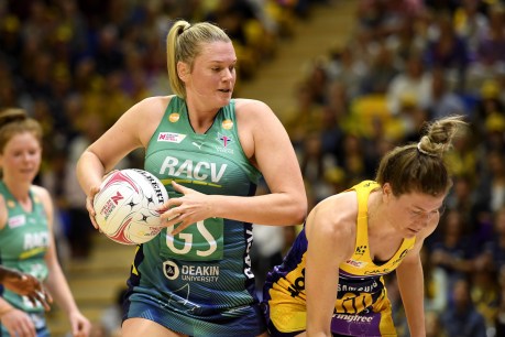 Super Netball: Vixens extinguish Lightning&#8217;s fire to claim top spot on the ladder
