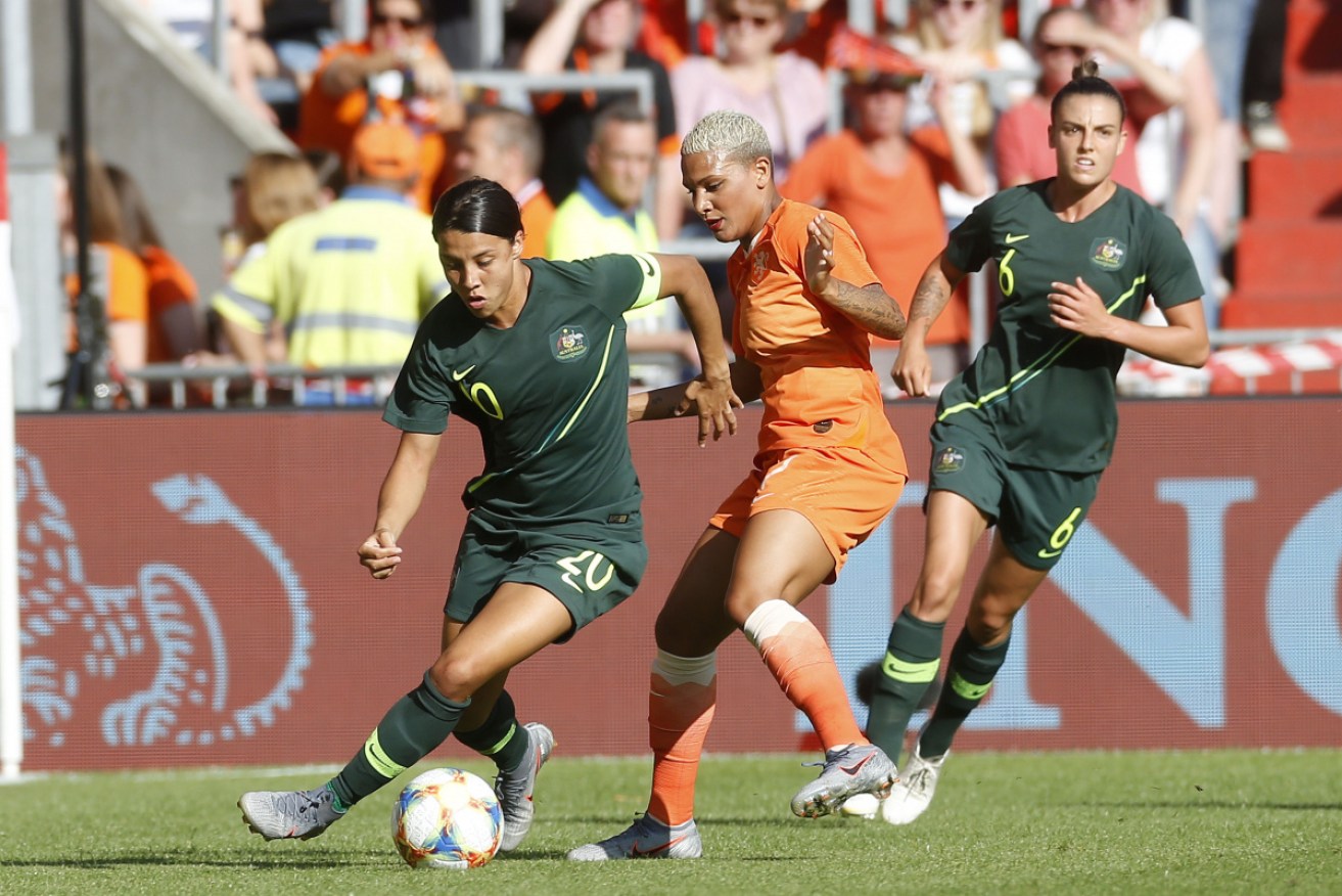 Sam Kerr heads forward in the match against the Netherlands. 