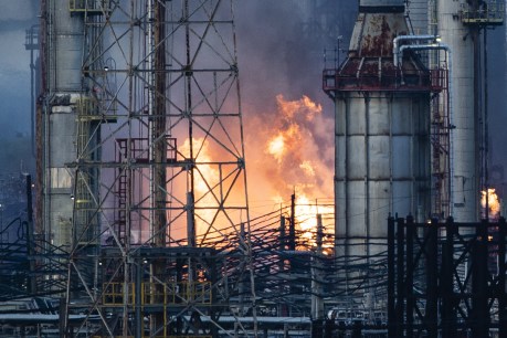 Fire rips through largest oil refinery on US east coast