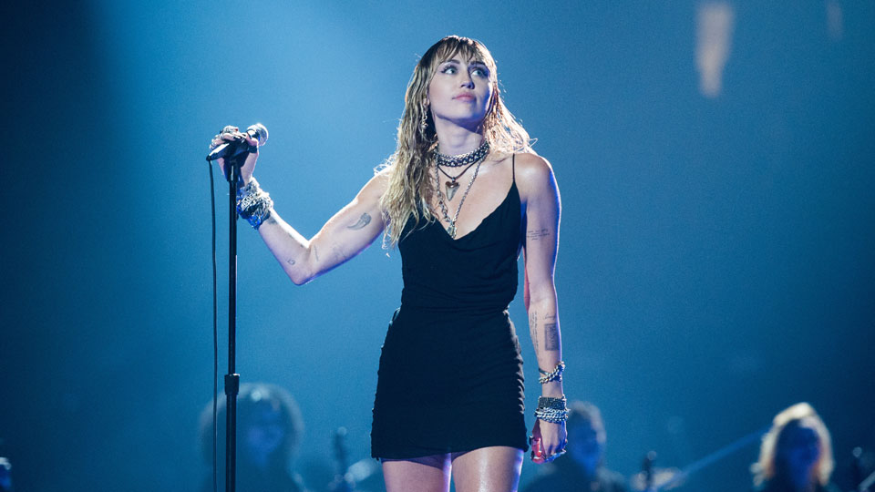 Miley Cyrus Sings Liam Hemsworth Breakup Song At Mtv Vmas