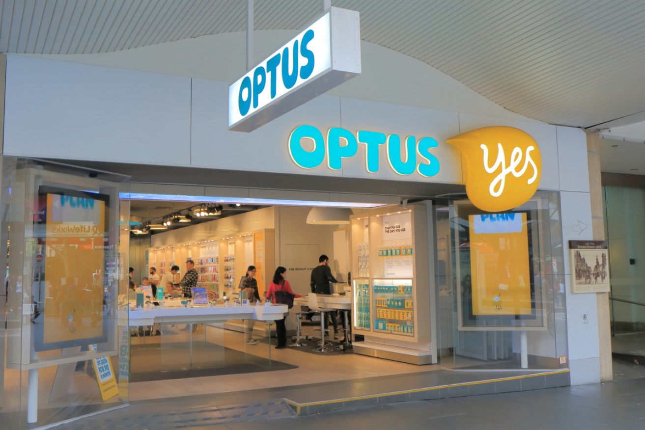 Optus is refunding nearly 1000 businesses who were wrongly billed after moving to other providers.