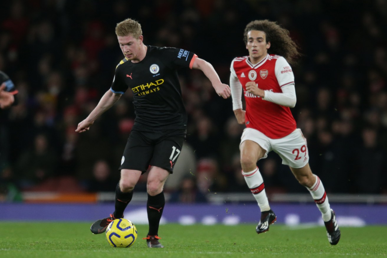Manchester City's Kevin De Bruyne, left, competes with Arsenal's Matteo Guendouzi.