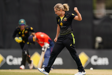 Australia defeats England to make women's T20 final