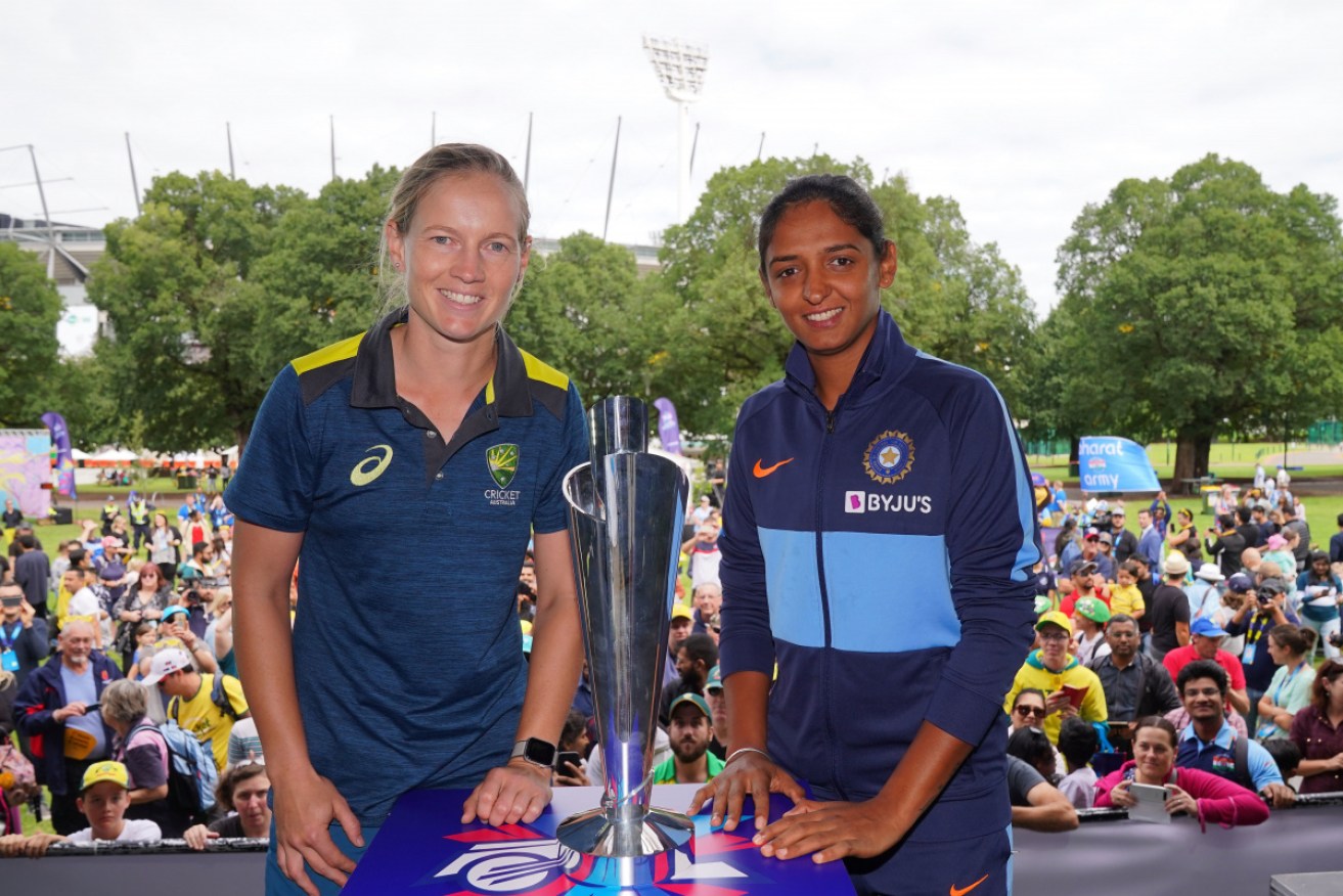 Australian skipper Meg Lanning and Indian counterpart Harmanpreet Kaur with the ICC T20 trophy. 