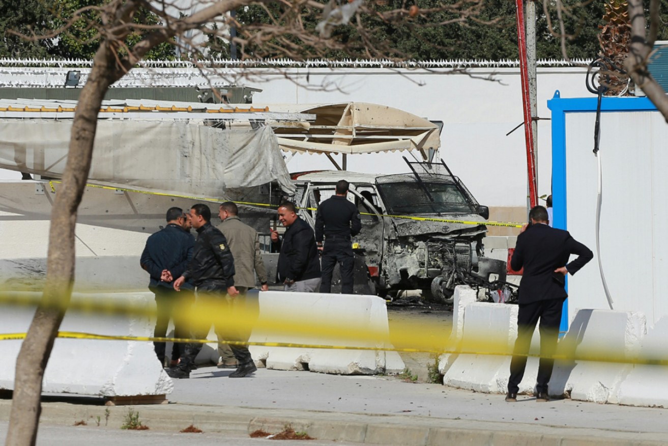 A policeman has been killed in a suicide bombing attack near the US embassy in Tunis, local media reports say.