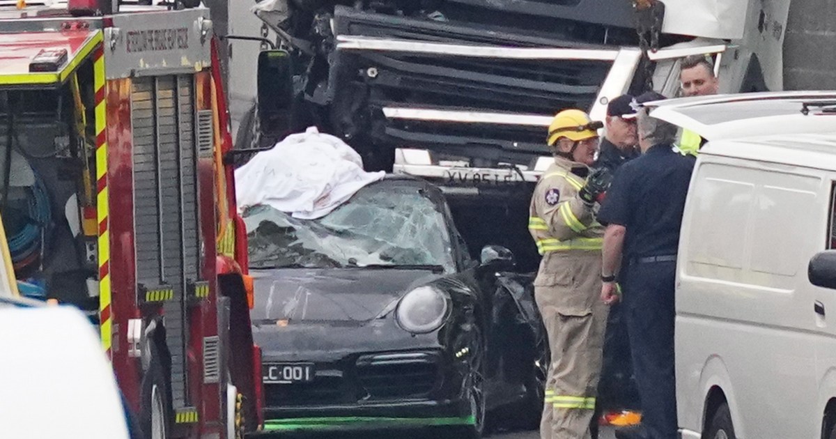 Four Victoria Police officers killed in Eastern Freeway crash in Melbourne