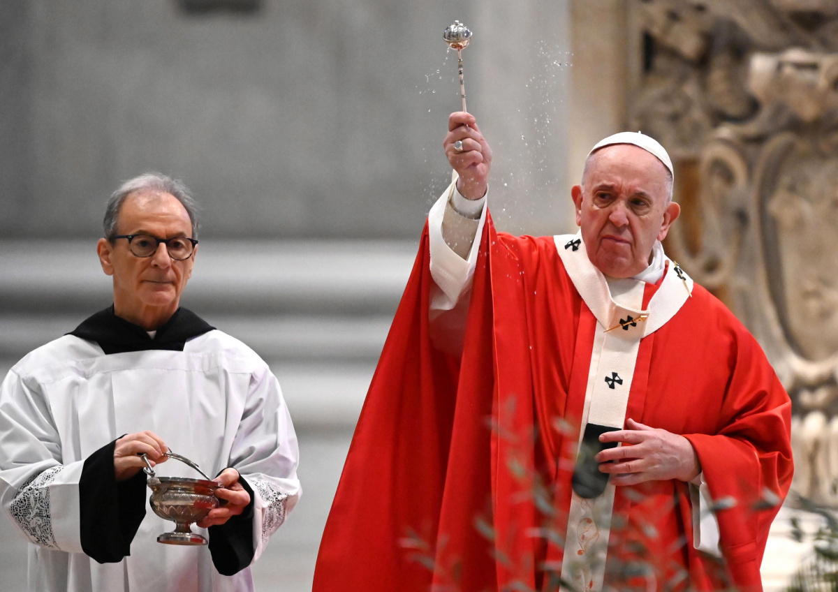 Pope Francis opens Easter week rites without crowds