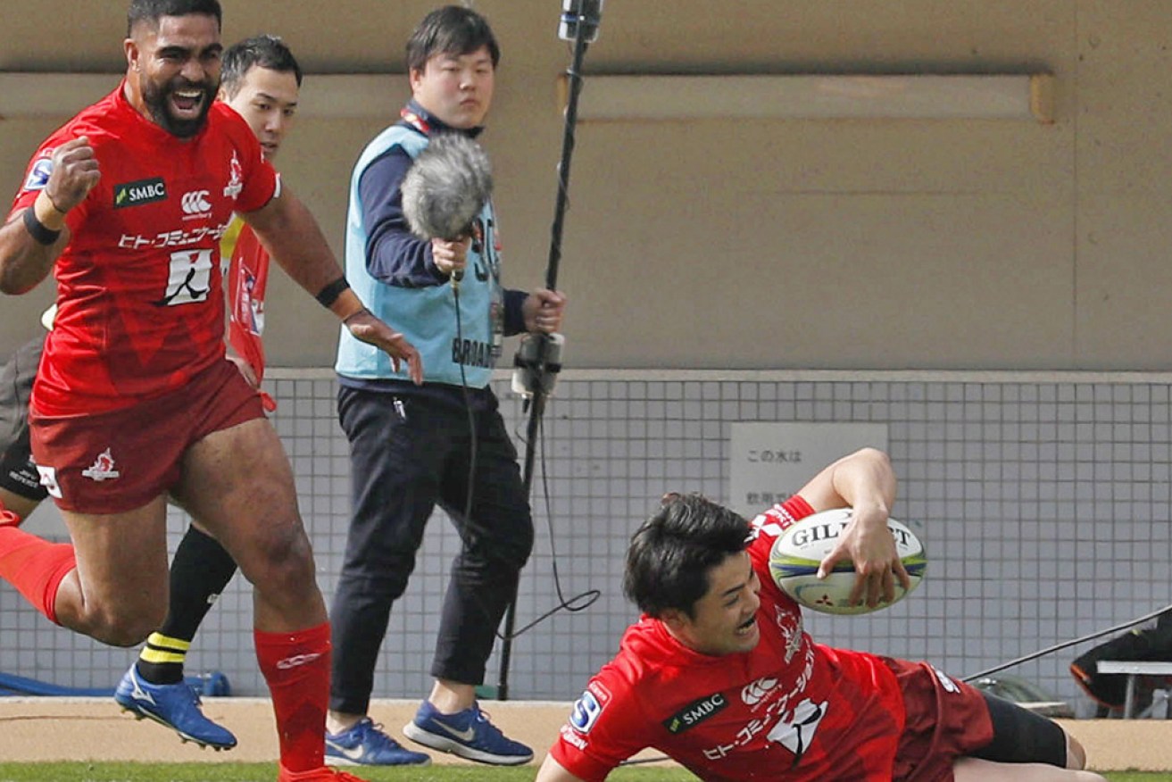 Keisuke Moriya of the Sunwolves scores a try in their Super Rugby match against Melbourne Rebels on February 1 in Fukuoka.