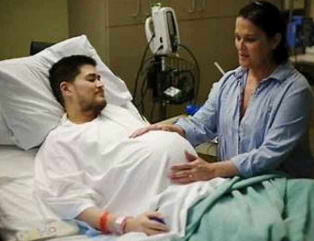 On This Day Pregnant Man Thomas Beatie Gives Birth