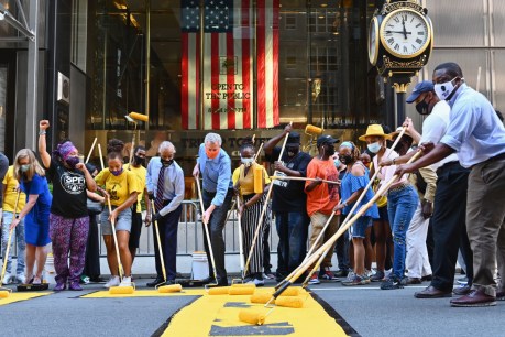 NY City mayor helps paint &#8216;Black Lives Matter&#8217; in front of Trump Tower