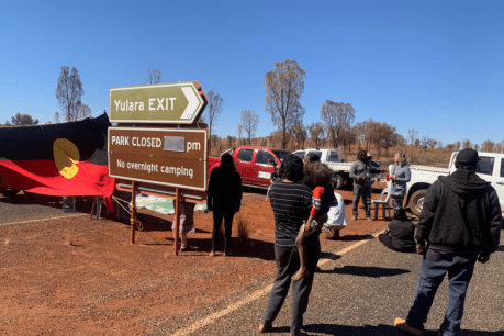 Entrance to Uluru blockaded amid coronavirus fears