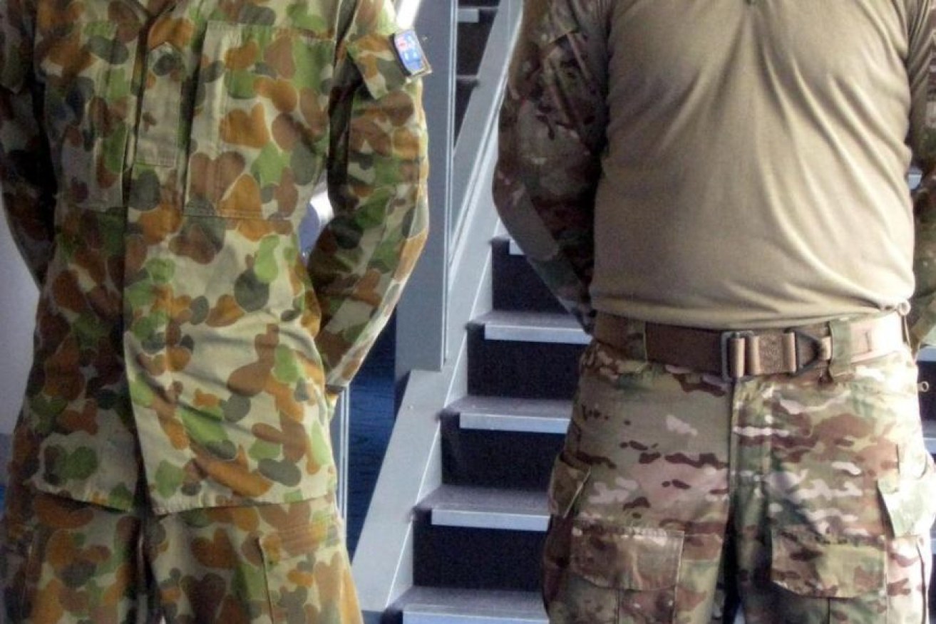 The "old" Army uniform (left) and the Multicam combat uniform, which was analysed in the research.