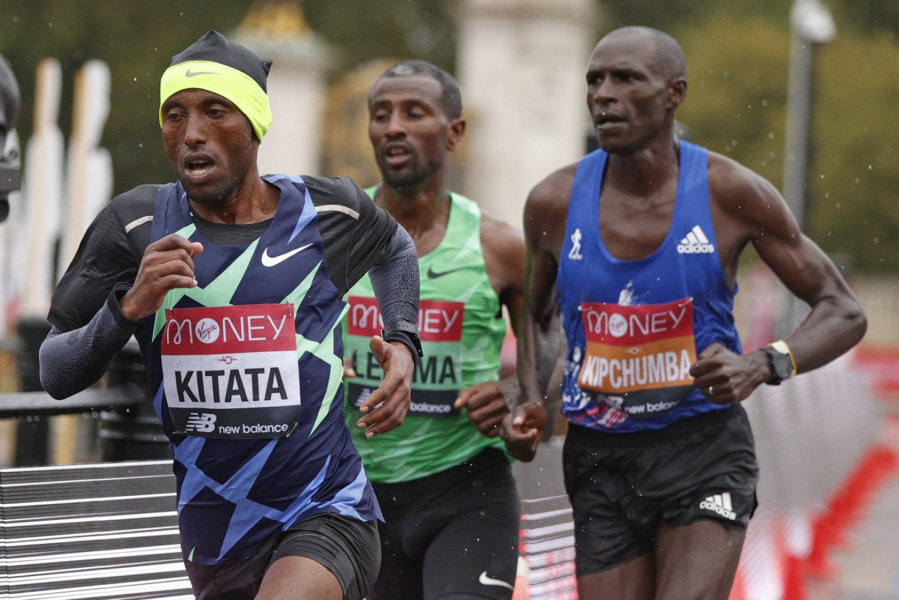 Ethiopia's Shura Kitata leads the London Marathon ahead of Kenya's Vincent Kipchumba  and Ethiopia's Sisay Lemma.