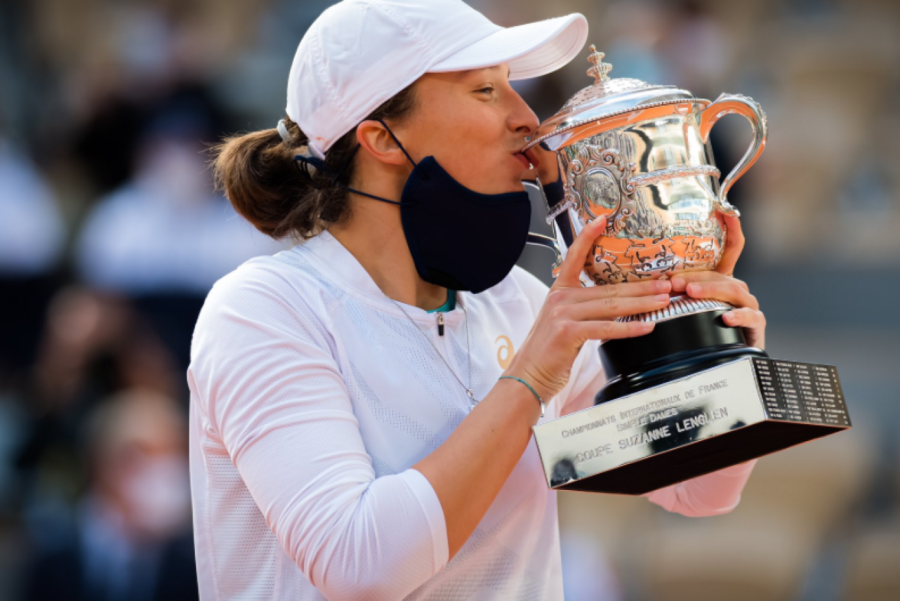 Iga Swiatek kisses the cup of her dreams after winning the 2020 French Open.