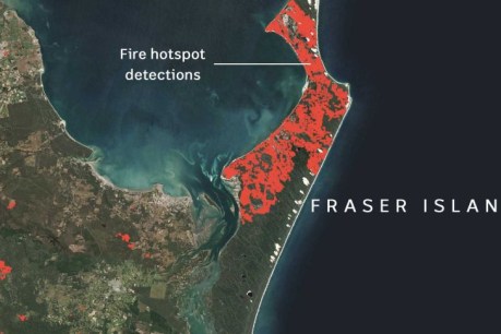Tourists told &#8216;stay away&#8217; as authorities struggle to control Fraser Island bushfire