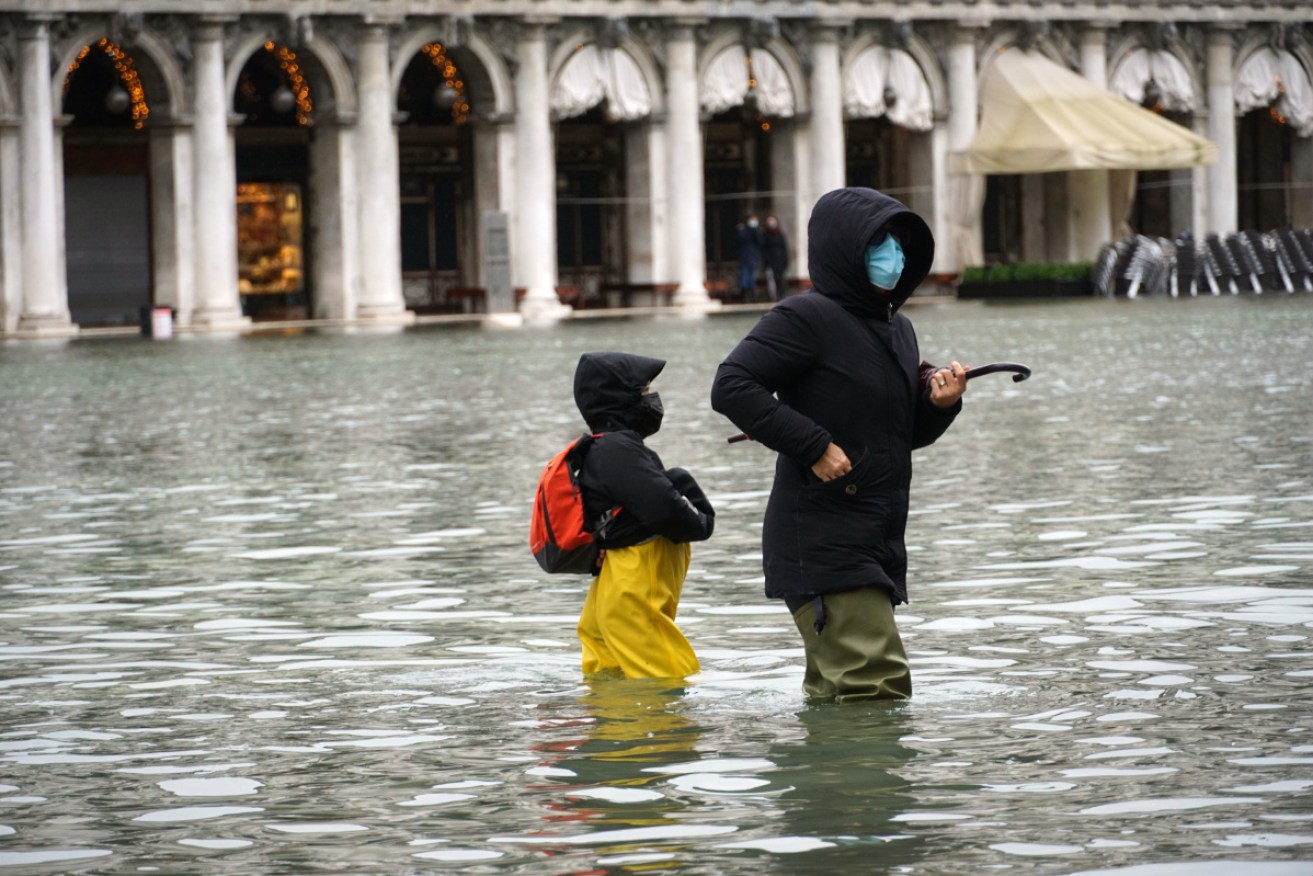 09/12/2020 05:00

People wade their way in flooded St. Mark's Square following a high tide, in Venice.