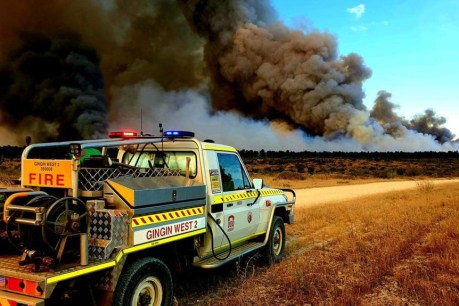 Firefighters prepare for extreme weather after bushfire north of Perth breaks containment lines