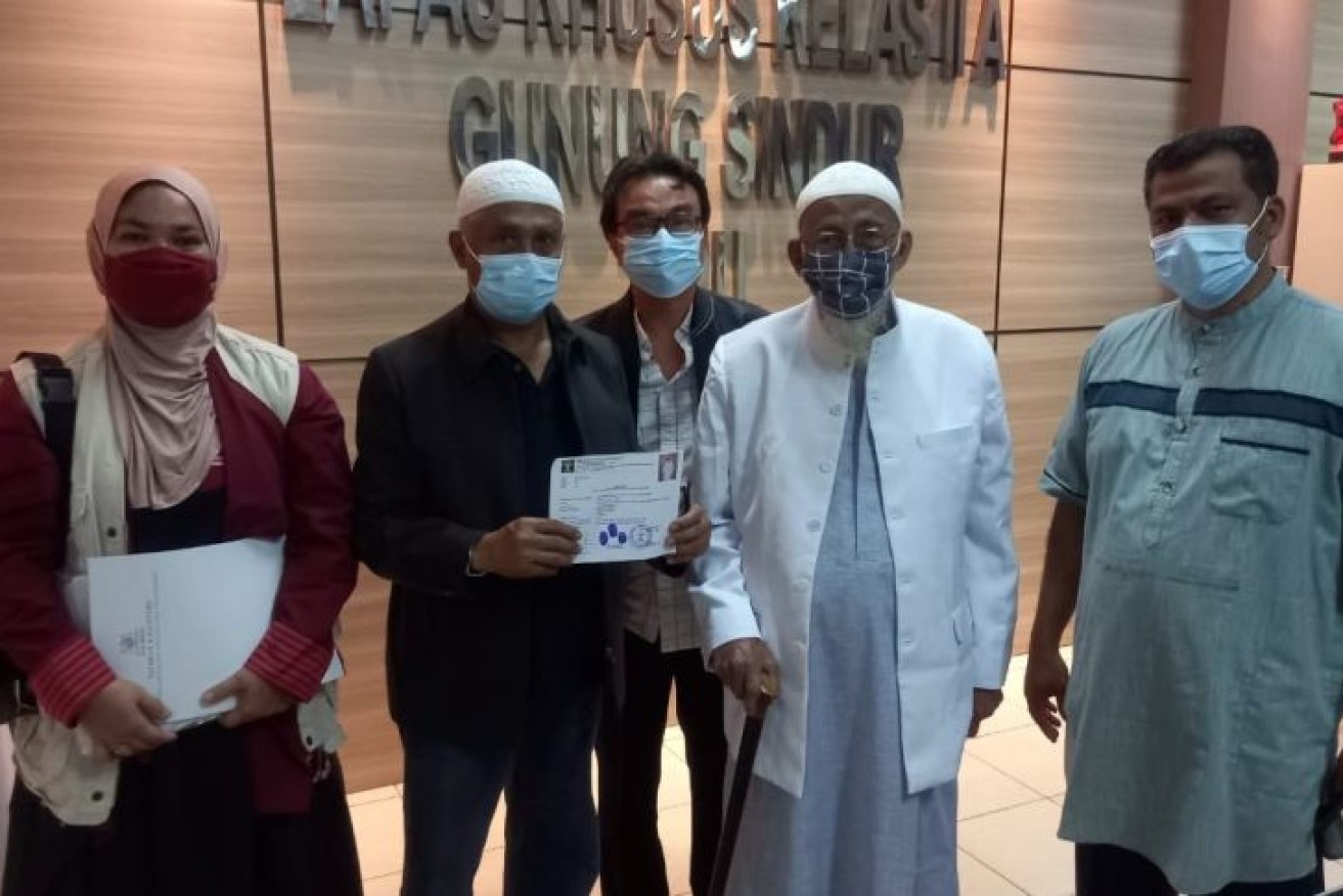 Abu Bakar Bashir (second from right) left prison early this morning.