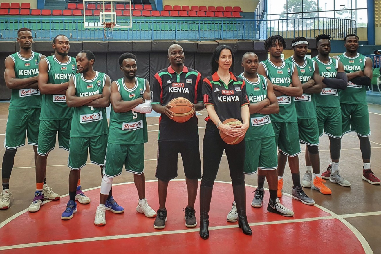 Australia's Liz Mills with the Kenyan basketball team. 