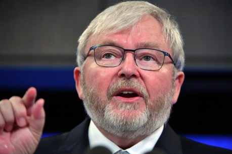 Kevin Rudd gives lift to tipsy Queenslanders