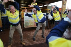 PM leads workers' exercise on WA charm offensive