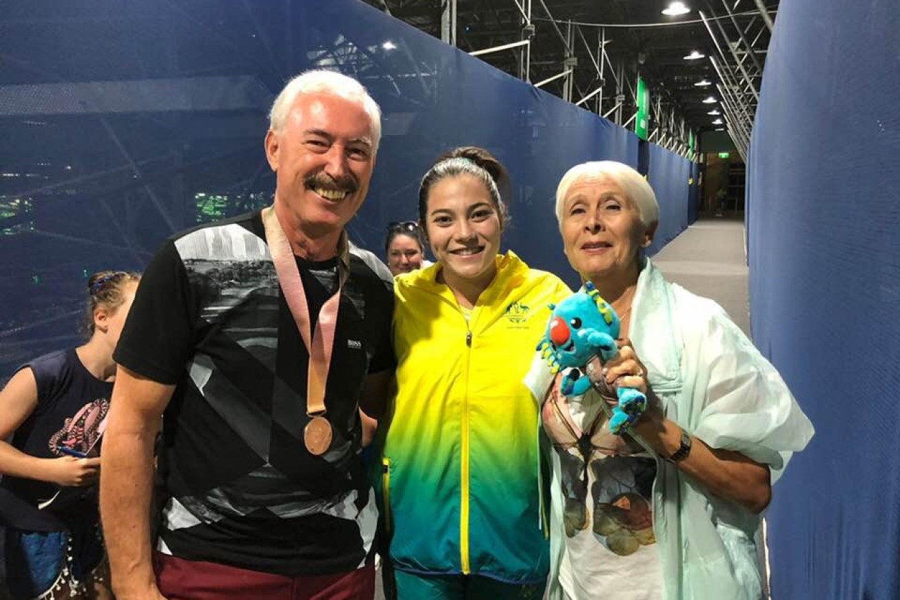Sasha (left) and Olga (right) Belooussov, pictured with Georgia Godwin at the 2018 Commonwealth Games.