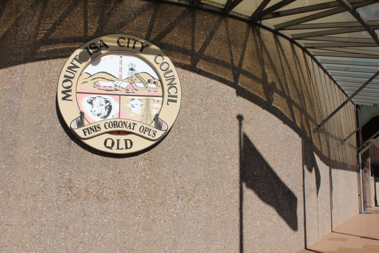Mount Isa City Council votes in favour of a $200 fee to lodge complaints about councillors.