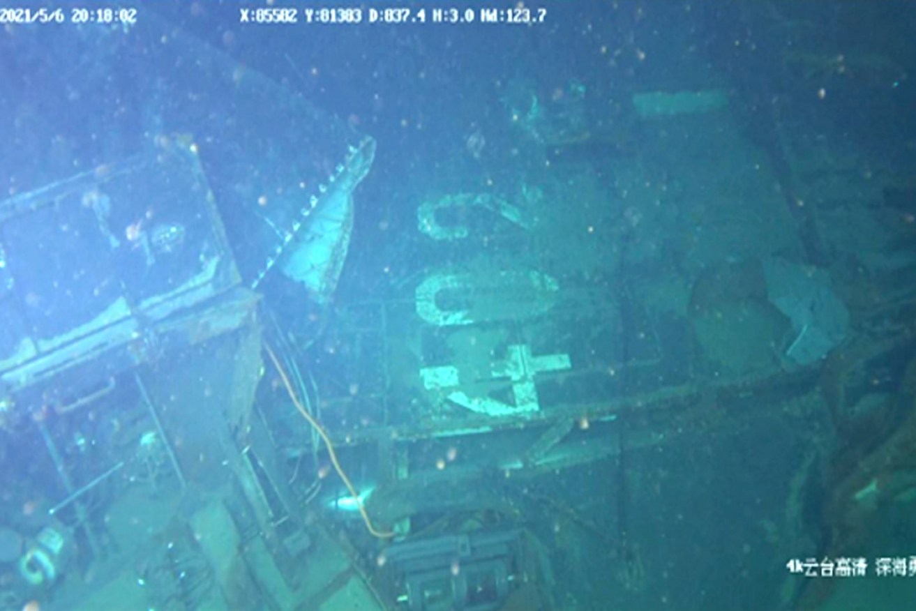 Indonesia's navy has ended its efforts to salvage a submarine which sank in waters off Bali.