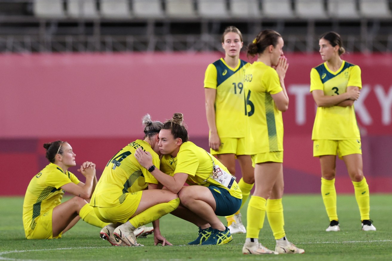 Mackenzie Arnold consoles Alanna Kennedy after Australia’s loss to the US on Thursday night. 