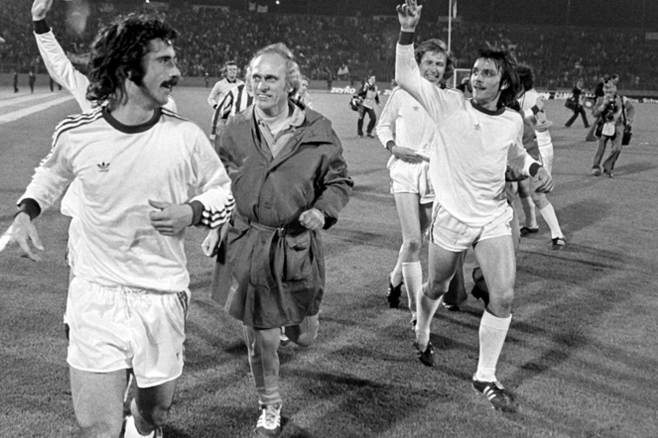 Gerd Müller (left) leads Bayern München in a victory lap after claiming the 1974 European Champion Clubs' Cup.
