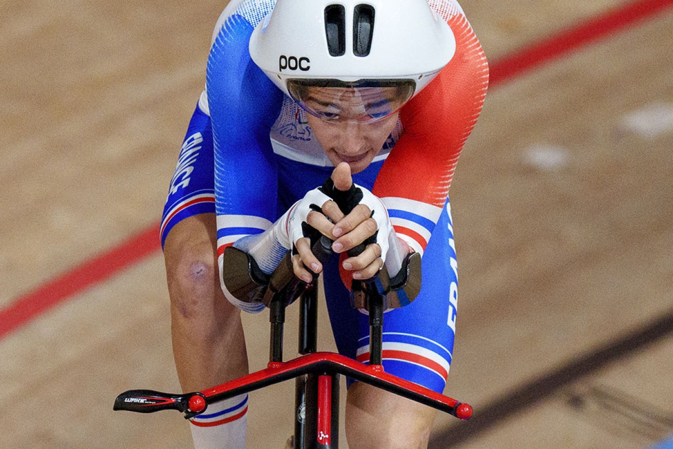 French cyclist Alexandre Leaute has beaten Australian Darren Hicks for the C2 pursuit gold. 