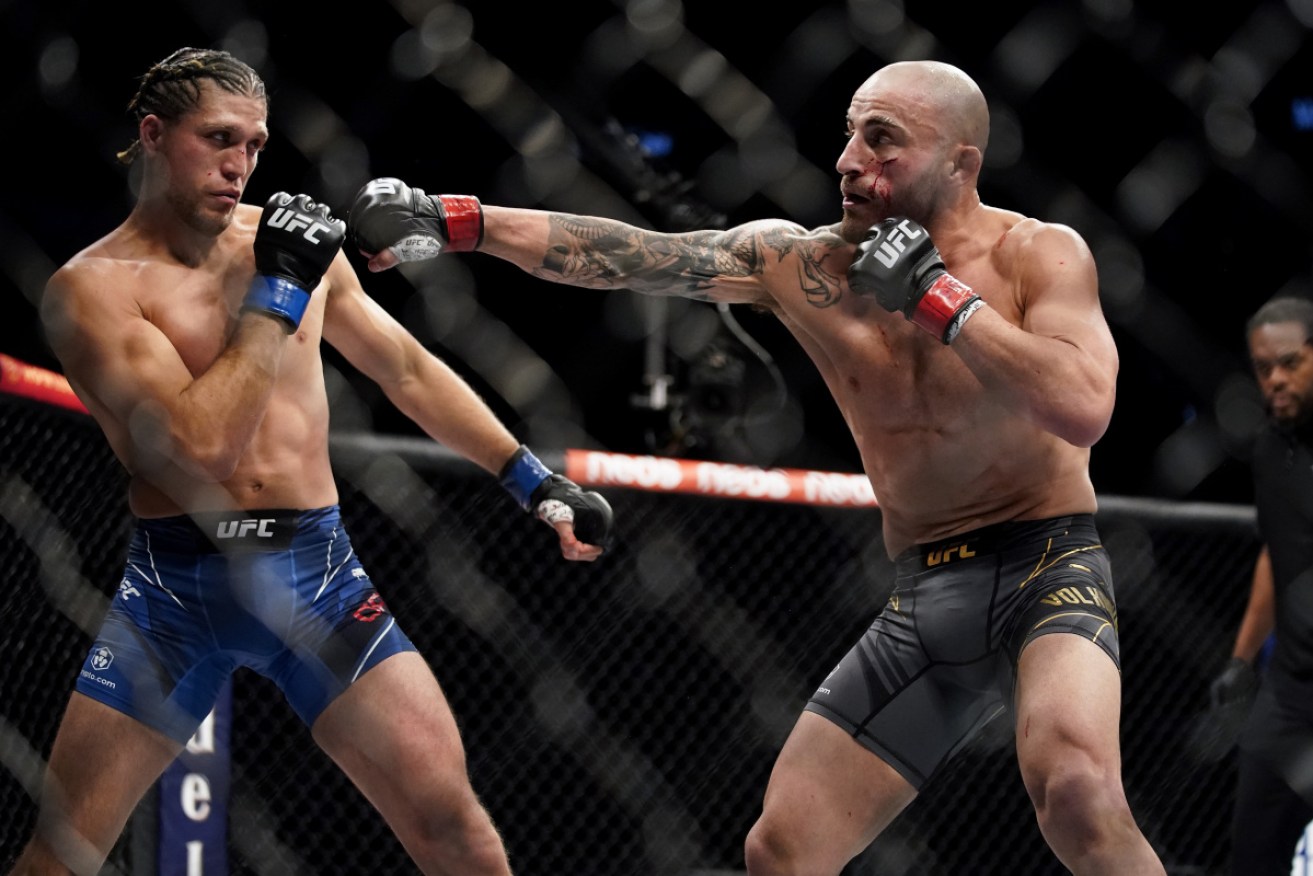 Alex Volkanovski (right) has kept his featherweight mixed martial arts title at UFC 266. 