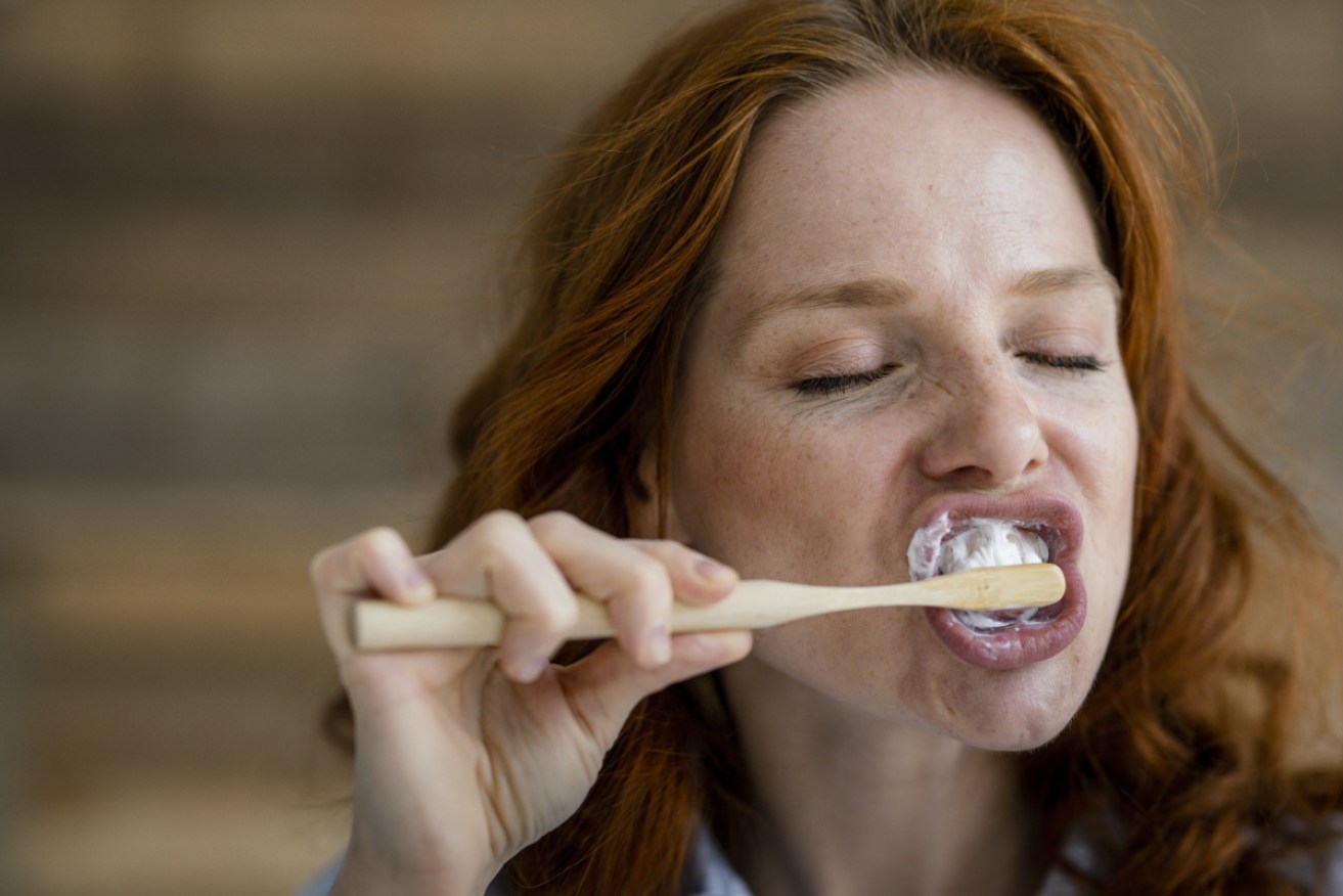 The plain old wrist-action toothbrush does the best job, scientists say. 