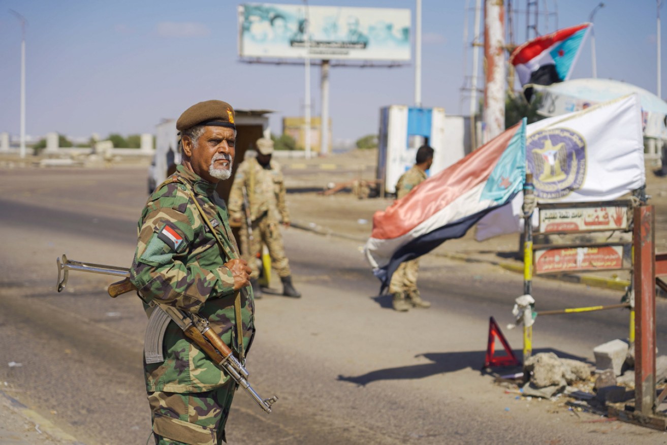A bomb blast has shaken the city of Aden in Yemen, killing four soldiers and injuring five others.