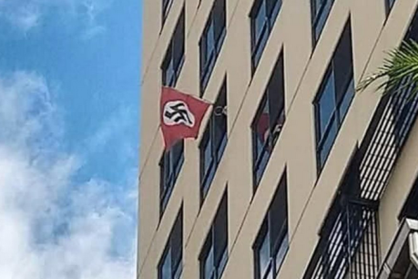 Synagogue worshippers confronted by Nazi flag