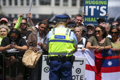 Thousands protest NZ COVID vaccine mandate