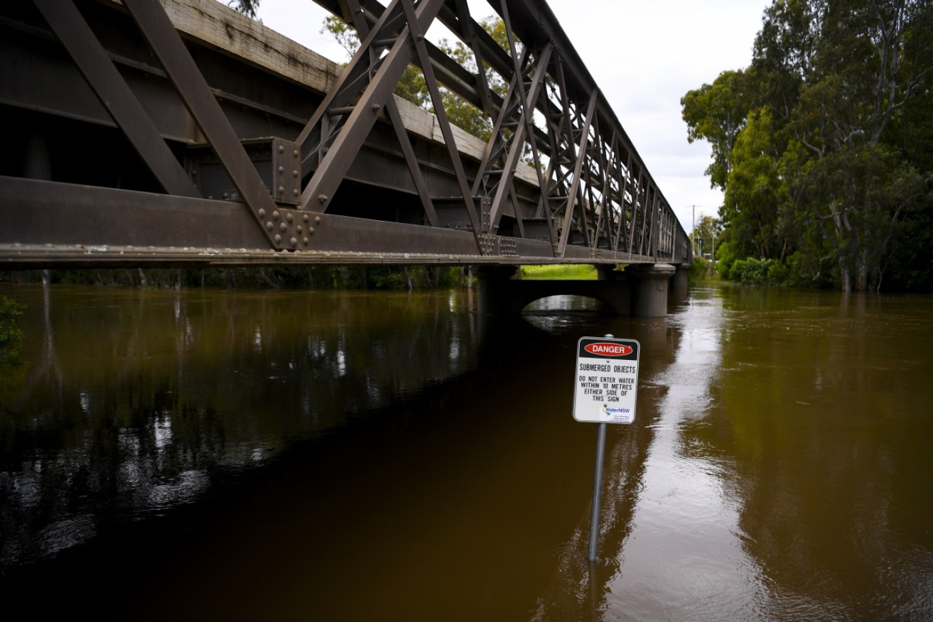 The changes of major flooding of the Lachlan River has eased.