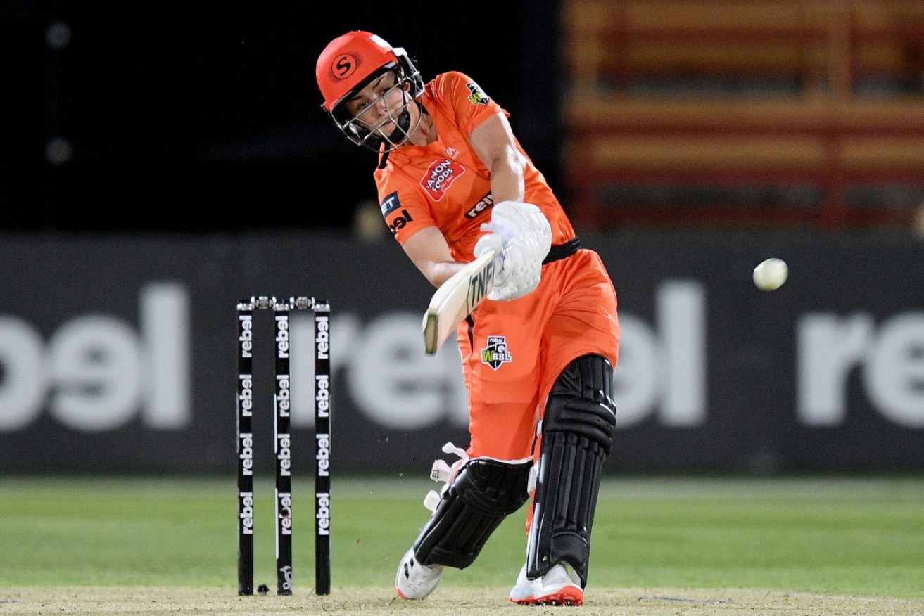 Heather Graham hit an unbeaten 34 as Perth Scorchers beat Sydney Sixers in the WBBL.