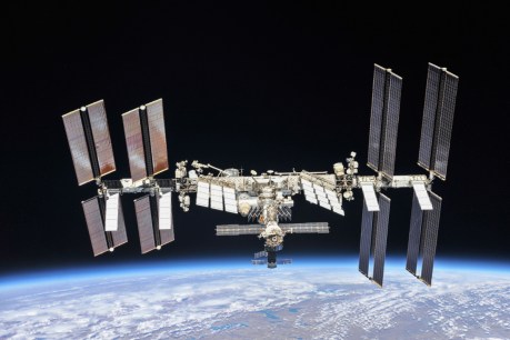 Space junk forces spacewalk delay
