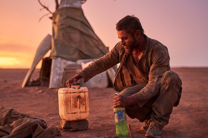 Efron strikes gold in first look at desert thriller